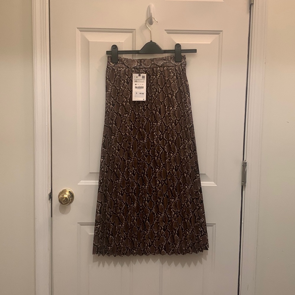 I’m selling these nice new Zara leather skirt. Never worn and New with the tag.
